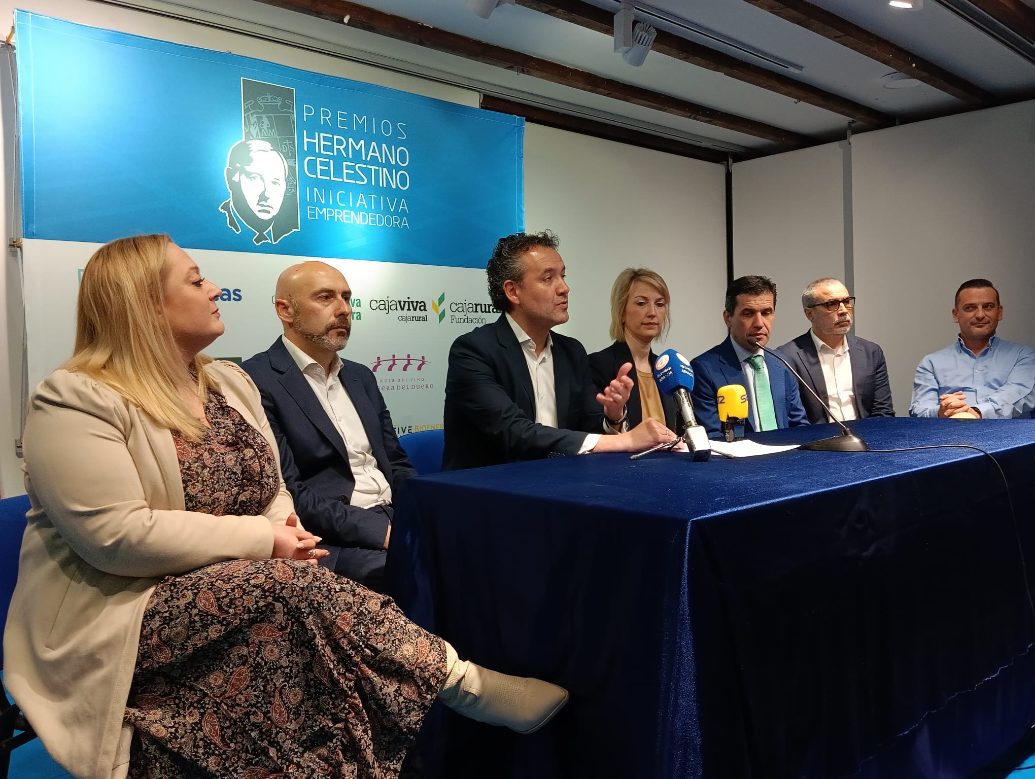 Enrique García presenta la décima edición del premio, acompañado de representantes de las entidades patrocinadoras, JEARCO, Ayuntamiento de Aranda, ASEMAR, Caja ViVa-Caja Rural, Fundación Michelín y FiveBioenergy