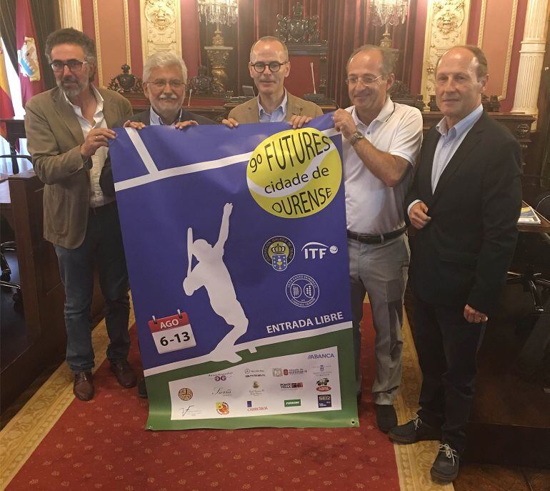 Autoridades locales en la presentación en el Concello de la IX edición del Torneo Internacional Futures Cidade de Ourense, de Tenis. José Mosquera, Rosendo Fernández, Jesús Vázquez, Javier de la Torre y Mario Guede