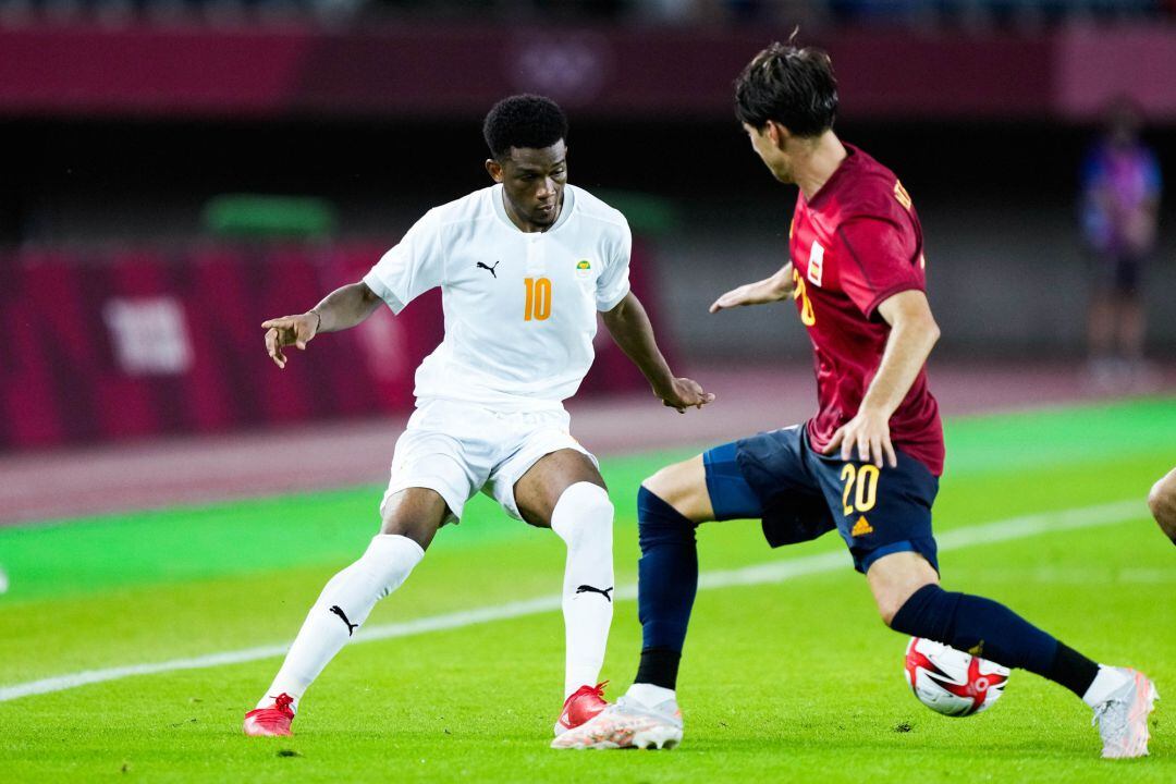 Juan Miranda, futbolista del Betis, disputará la medalla de oro con España el próximo sábado ante Brasil, donde juega el central sevillista Diego Carlos.