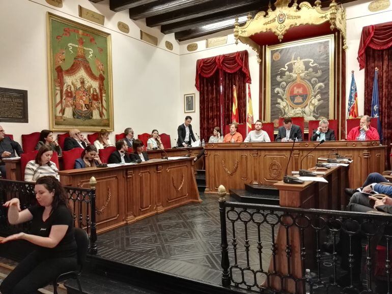 Miembros de la corporación municipal en el pleno