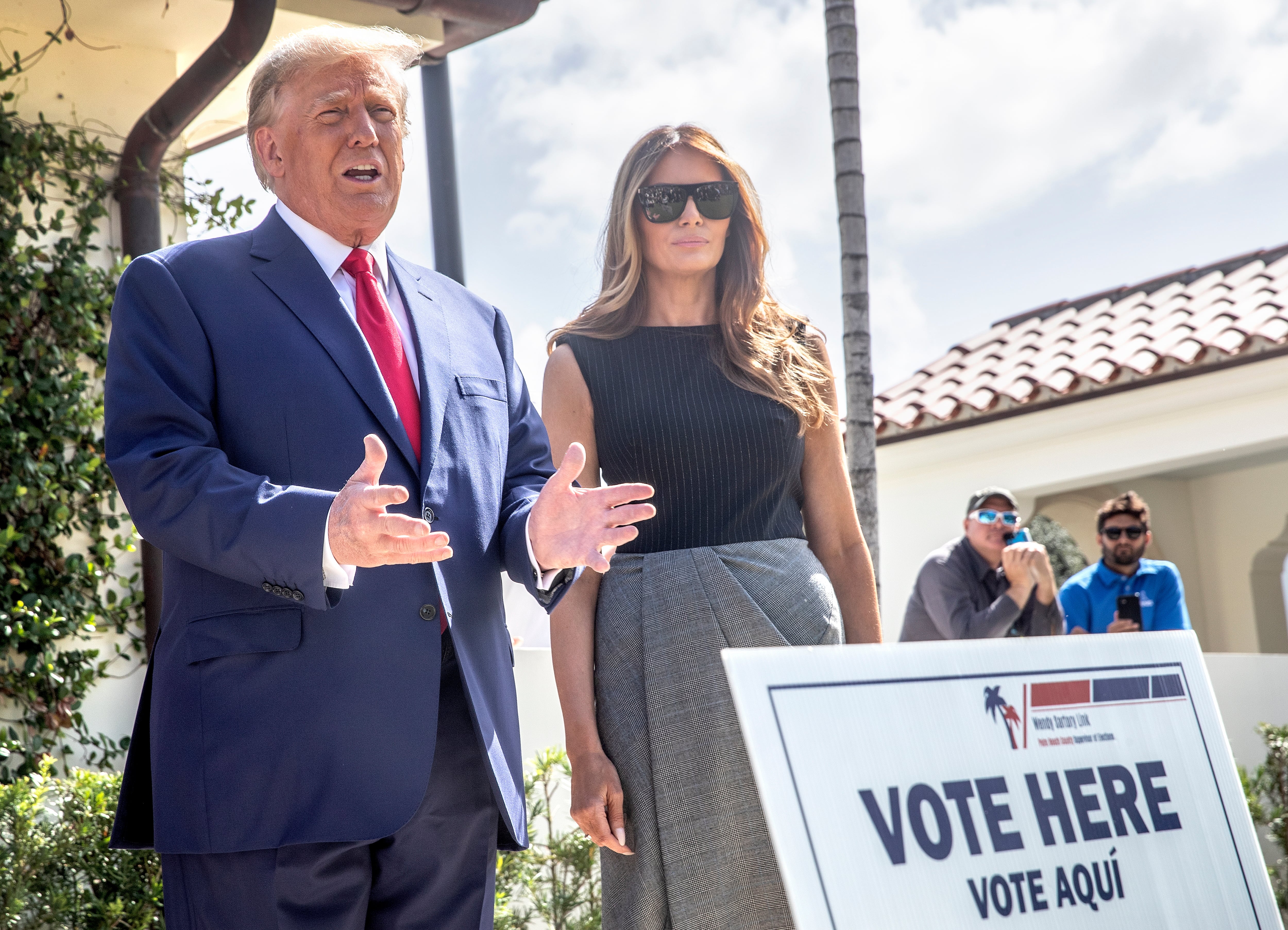 El expresidente de Estados Unidos Donald Trump y su mujer, Melania Trump, votan en las elecciones de mitad de mandato este martes en Florida.