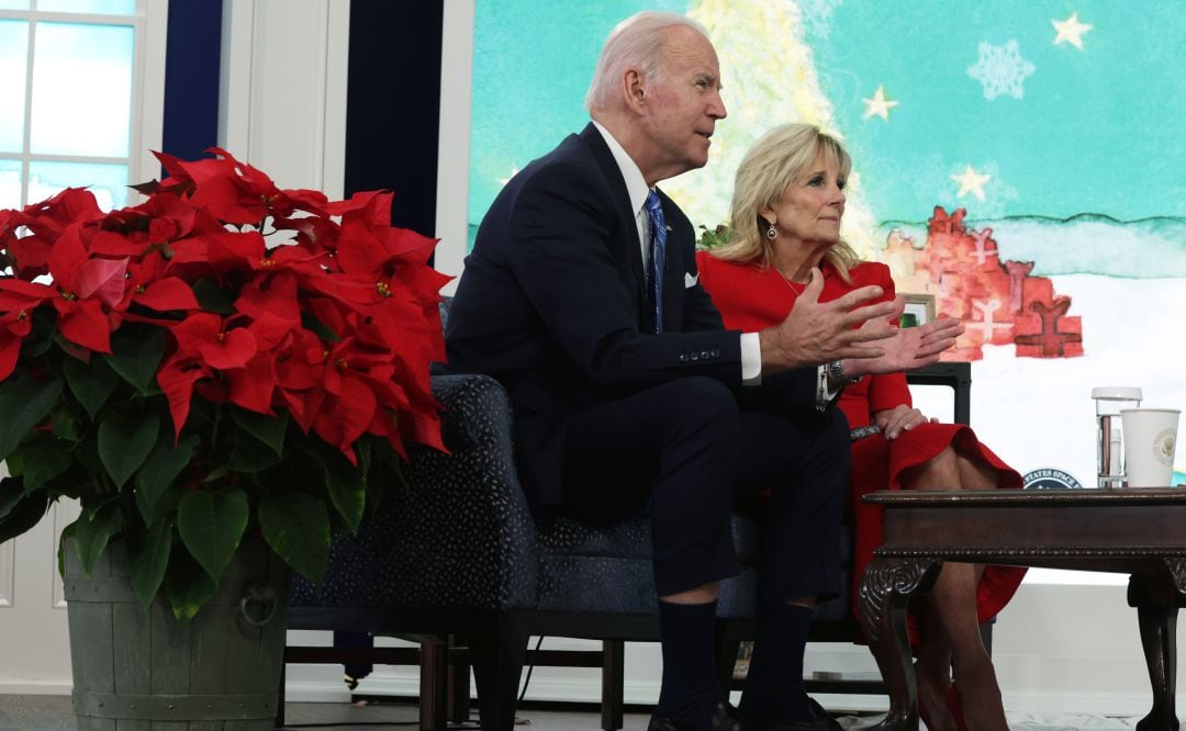 El presidente de Estados Unidos, Joe Biden, y su esposa, durante el mensaje de Navidad.