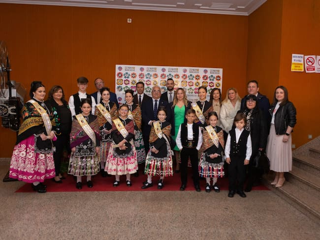 Foto de familia del acto de imposición de bandas y fajines