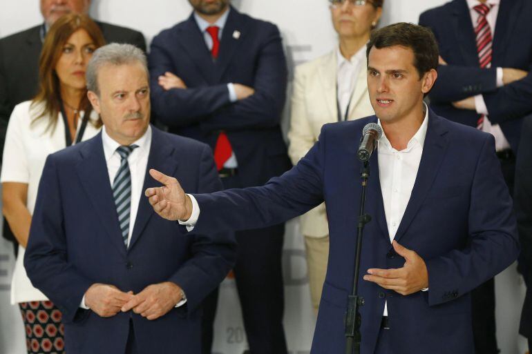 El candidato de Ciudadanos a la presidencia del Gobierno, Albert Rivera (d), atiende a los medios de comunicación a la finalización del debate a cuatro que se ha celebrado en el Palacio Municipal de Congresos de Madrid, organizado por la Academia de Telev