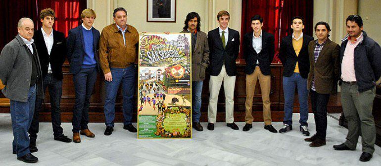 Morante de La Pubela, junto al cartel del evento del día 17 y los novilleros protagonistas del mismo