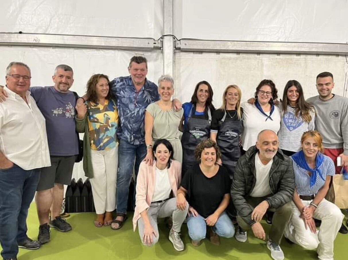 Organización, jurado y personas ganadoras del concurso gastronómico de Urretxu posan tras el certamen