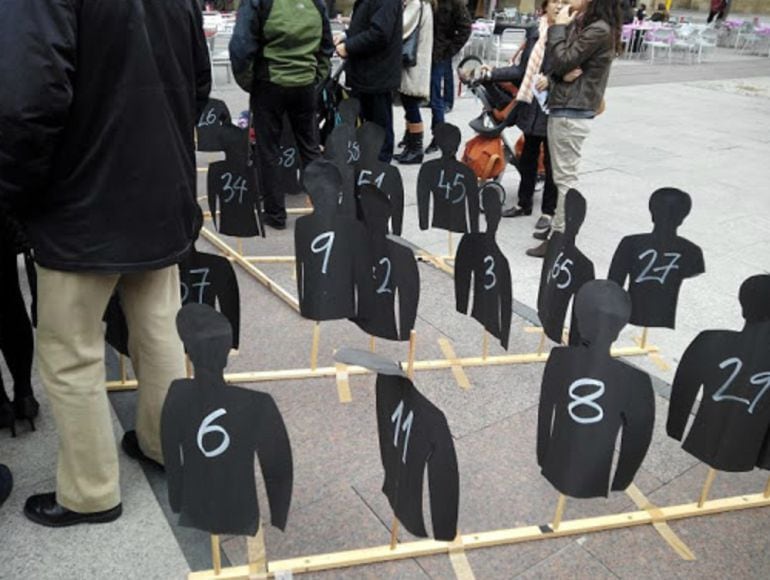 Las familias de las víctimas en accidentes de tráfico recuerdan con siluetas a cada uno de los fallecidos en un acto celebrado el año pasado en Zaragoza. 