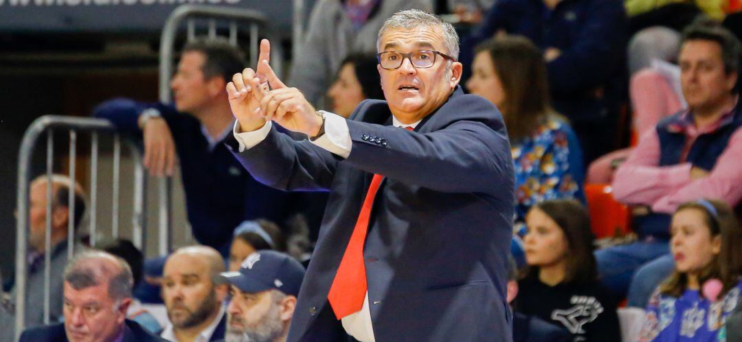 Paco García da instrucciones a sus jugadores durante un partido de esta campaña