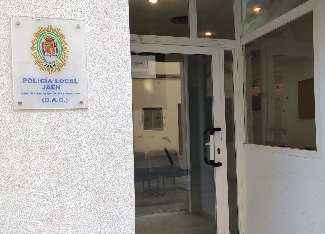 Acceso a la microcomisaría de la calle Martínez Molina.