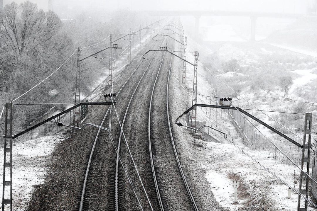 Vías del tren con nieve por la borrasca Filomena. 
 