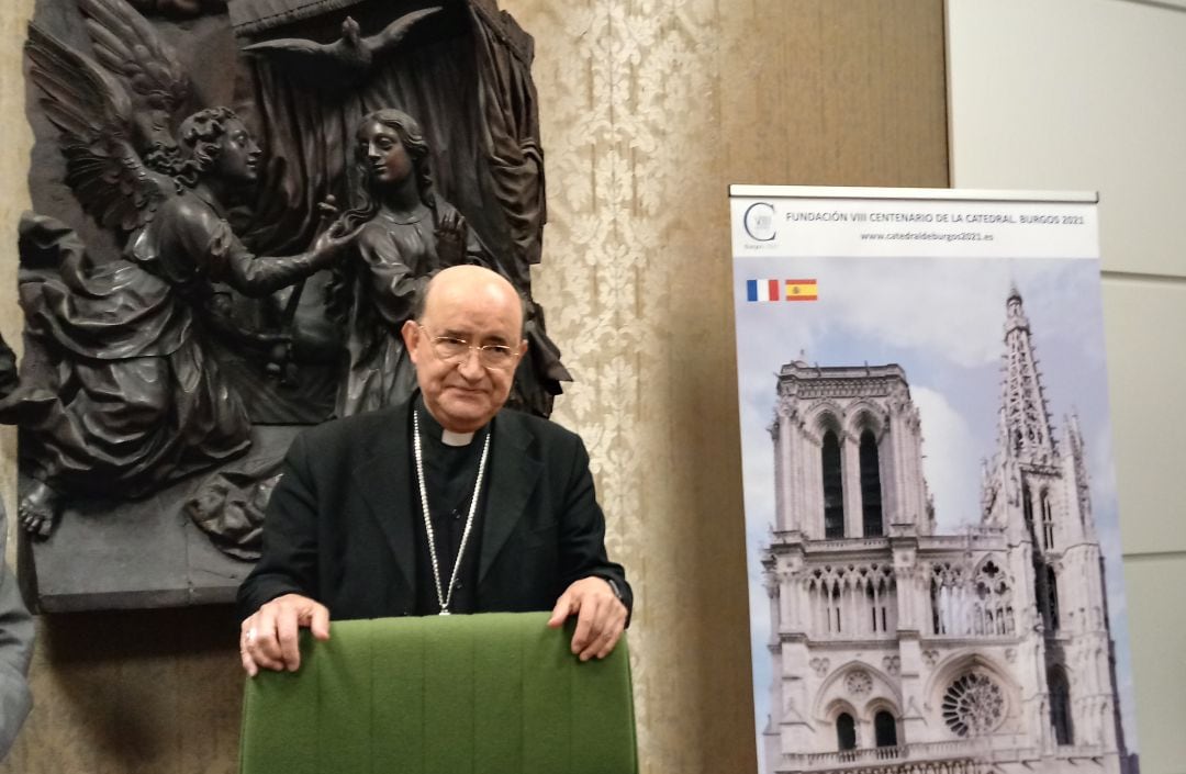 El arzobispo de Burgos, Fidel Herráez, junto al foto-montaje que funde Notre Dame con la Catedral burgalesa