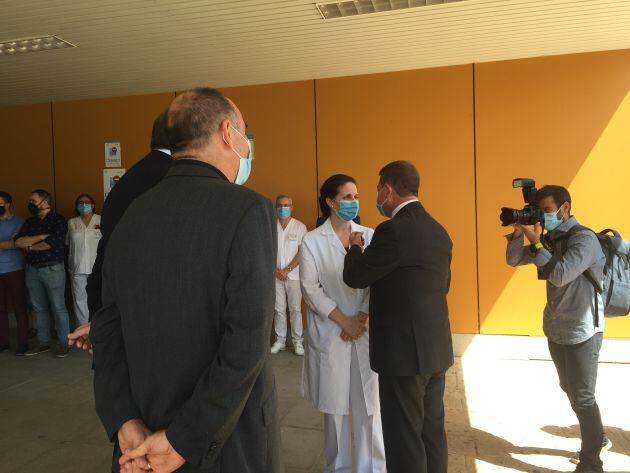 Emiliano García-Page charlando con la gerente, Caridad Ballesteros