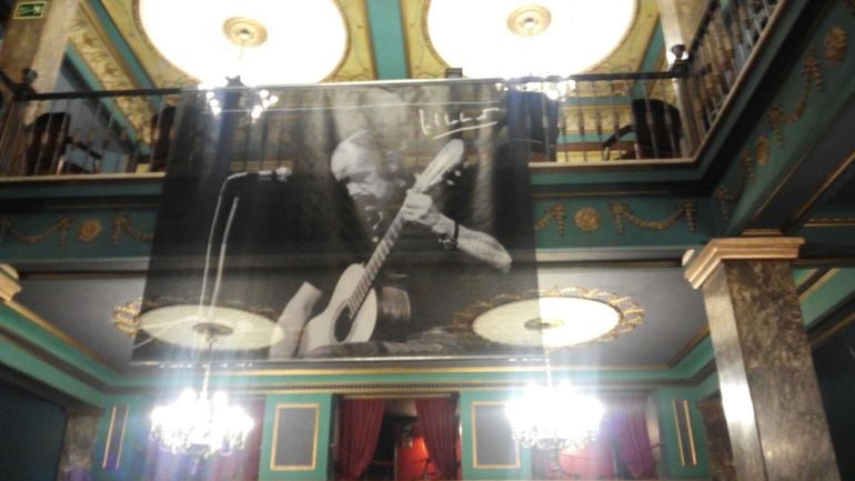 José Antonio Labordeta y su guitarra, recibiendo a los asistentes al Teatro Principal