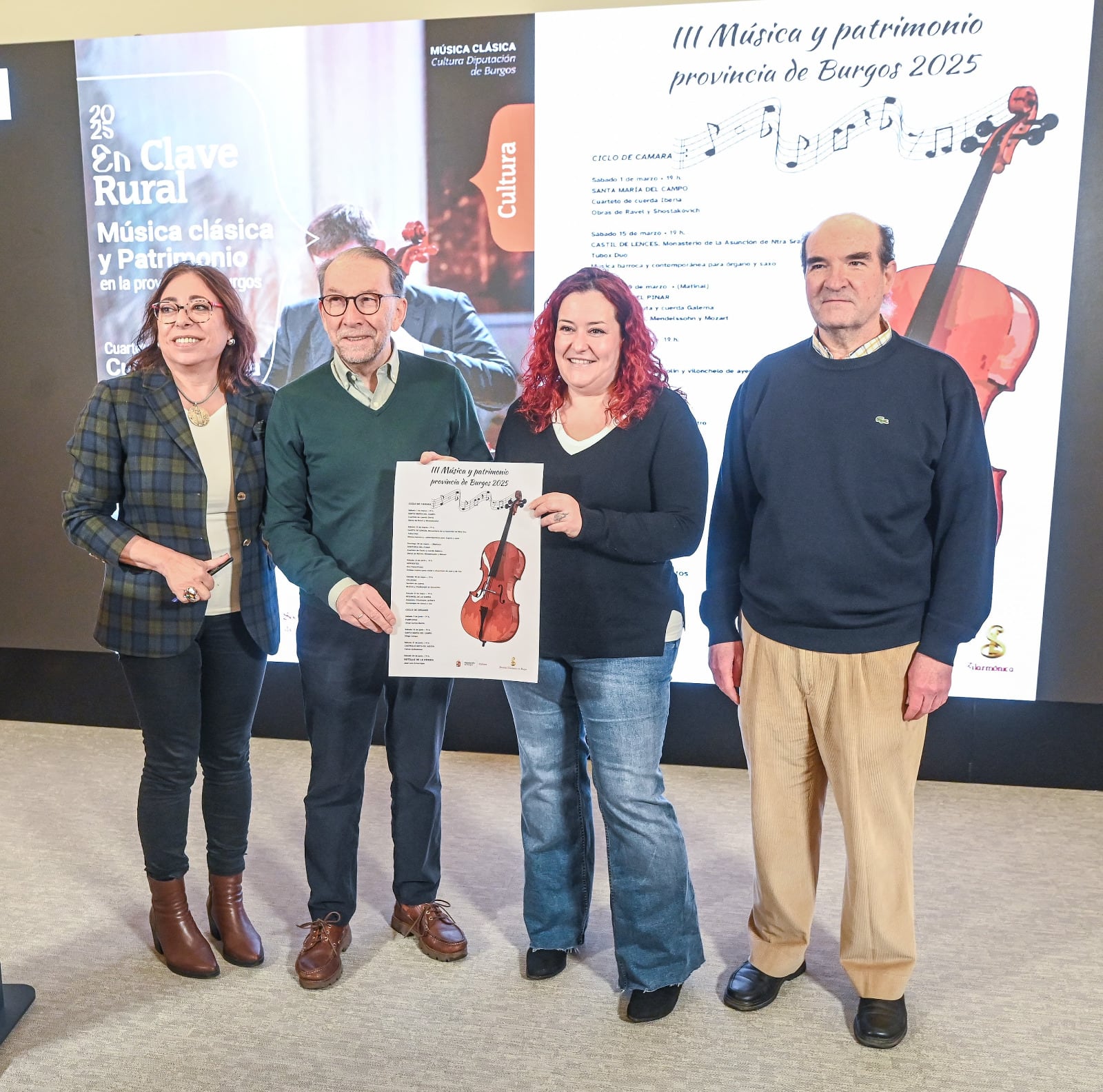 La alcaldesa de Santa Mª del Campo, Mª Jesús Lara y el presidente de la Sociedad Filarmónica, Ignacio Bravo, con el cartel de los conciertos, en presencia de la diputada de Cultura, Raquel Contreras, y el vicepresidente de la Filarmómica, José Luis Soro