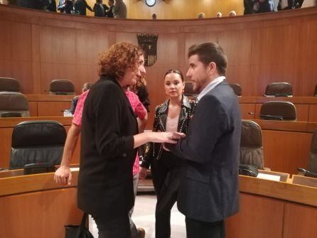 A la izquierda, Patricia Luquin (IU), en el centro maru Díaz (Podemos) y a la derecha Nacho Escartín (Podemos)