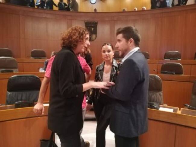 A la izquierda, Patricia Luquin (IU), en el centro maru Díaz (Podemos) y a la derecha Nacho Escartín (Podemos)