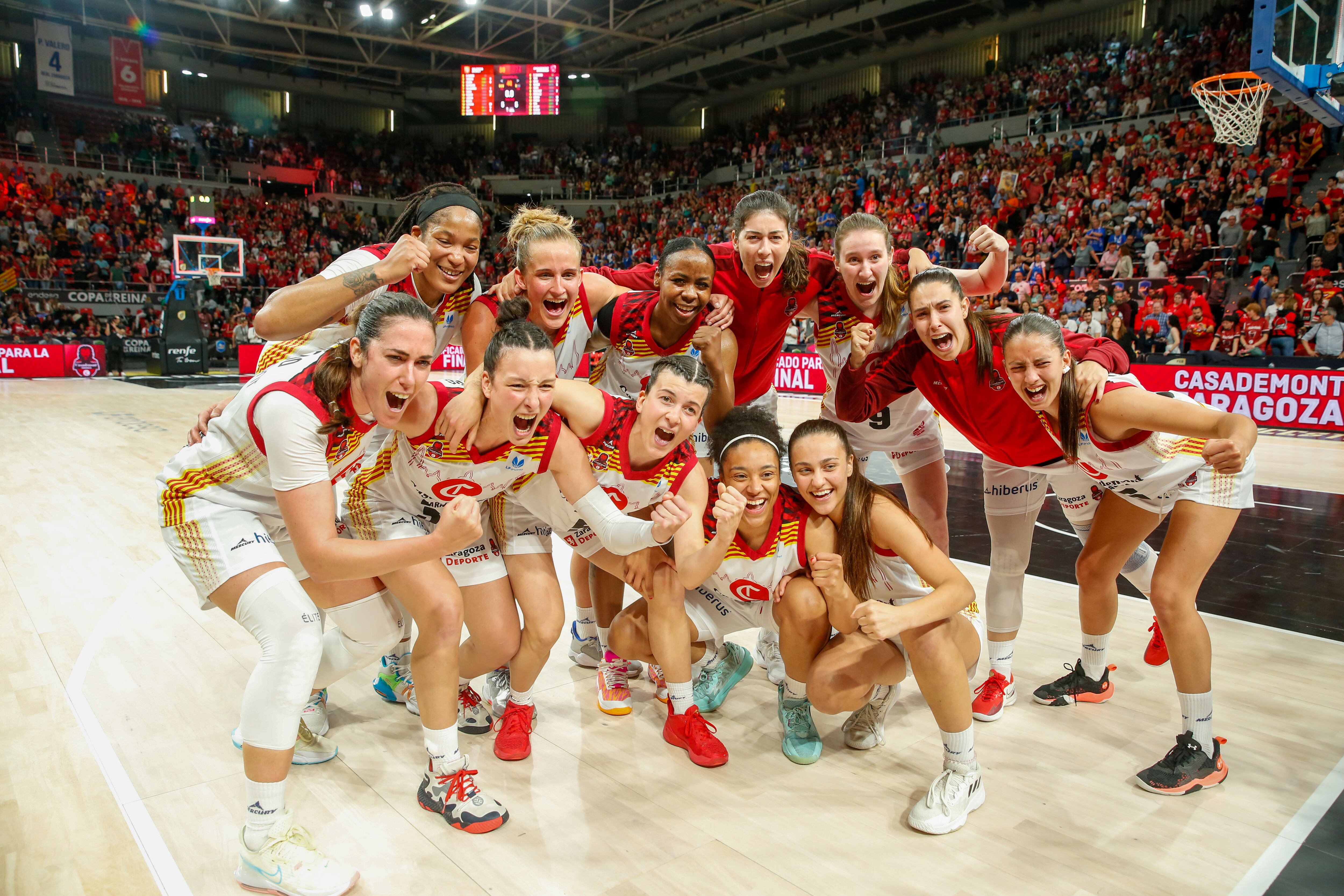 Las jugadoras del Casademont Zaragoza celebran su pase a la final de la Copa de la Reina tras vencer al Valencia Basket en el encuentro de semifinales disputado en el Pabellón Príncipe Felipe de Zaragoza. EFE/Javier Cebolllada.