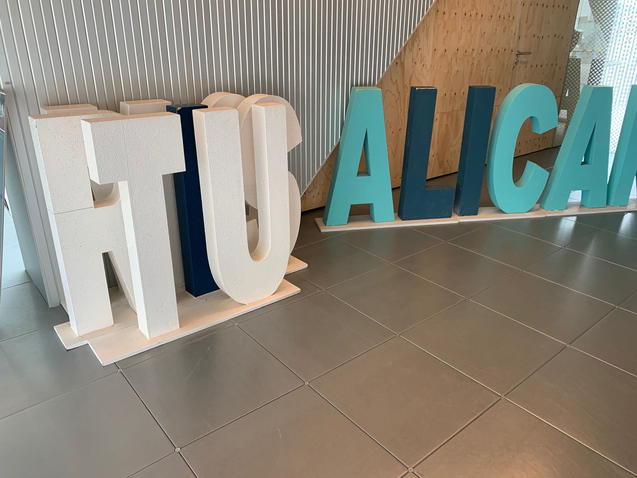 Letrero de Alicante Turismo amontonado en la entrada de la oficina