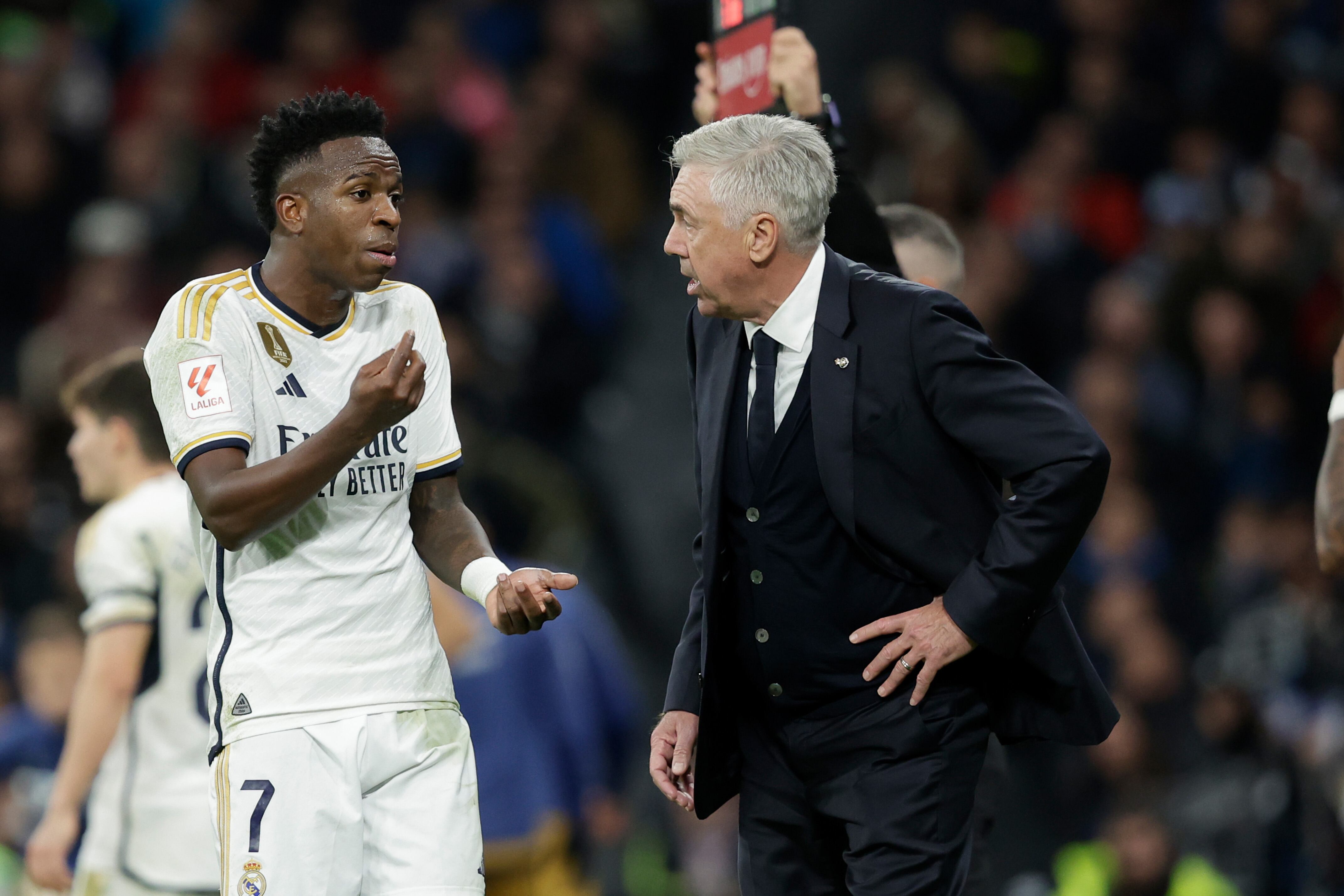 Ancelotti habla con Vinicius, este domingo.