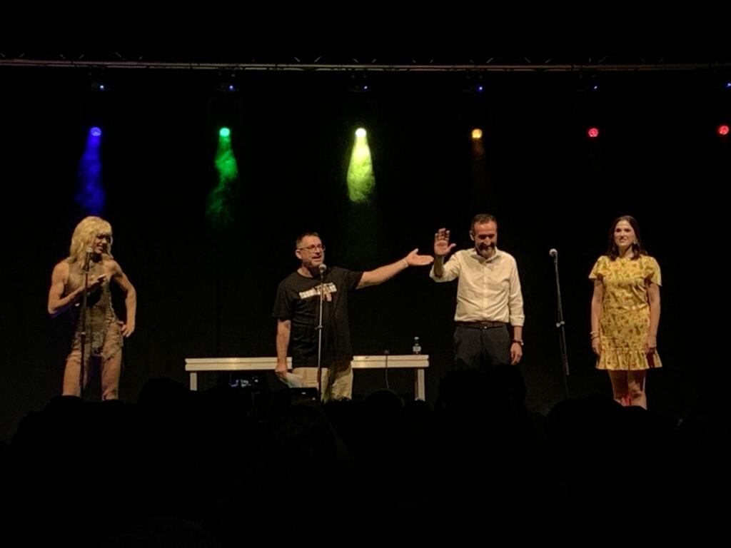 Samantha Hudson en el escenario, junto con Carlos González y Marga Antón