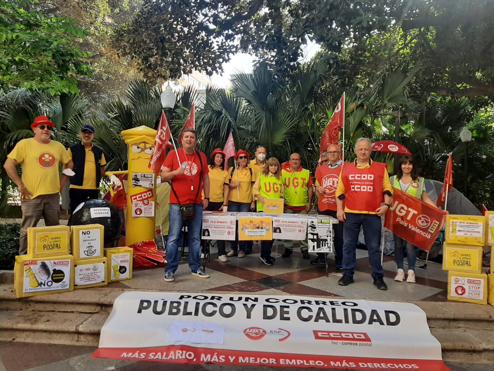 Representantes sindicales del servicio Postal de CC OO y UGT en Alicante, acampados en la plaza de Gabriel Miró contra los recortes