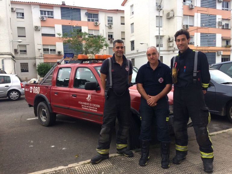 Pedro Pablo Linares, Rafael Muñoz y Javier Gavilán, los tres bomberos del SEIS que realizan labores de retirada de enjambres y colmenas de abejas