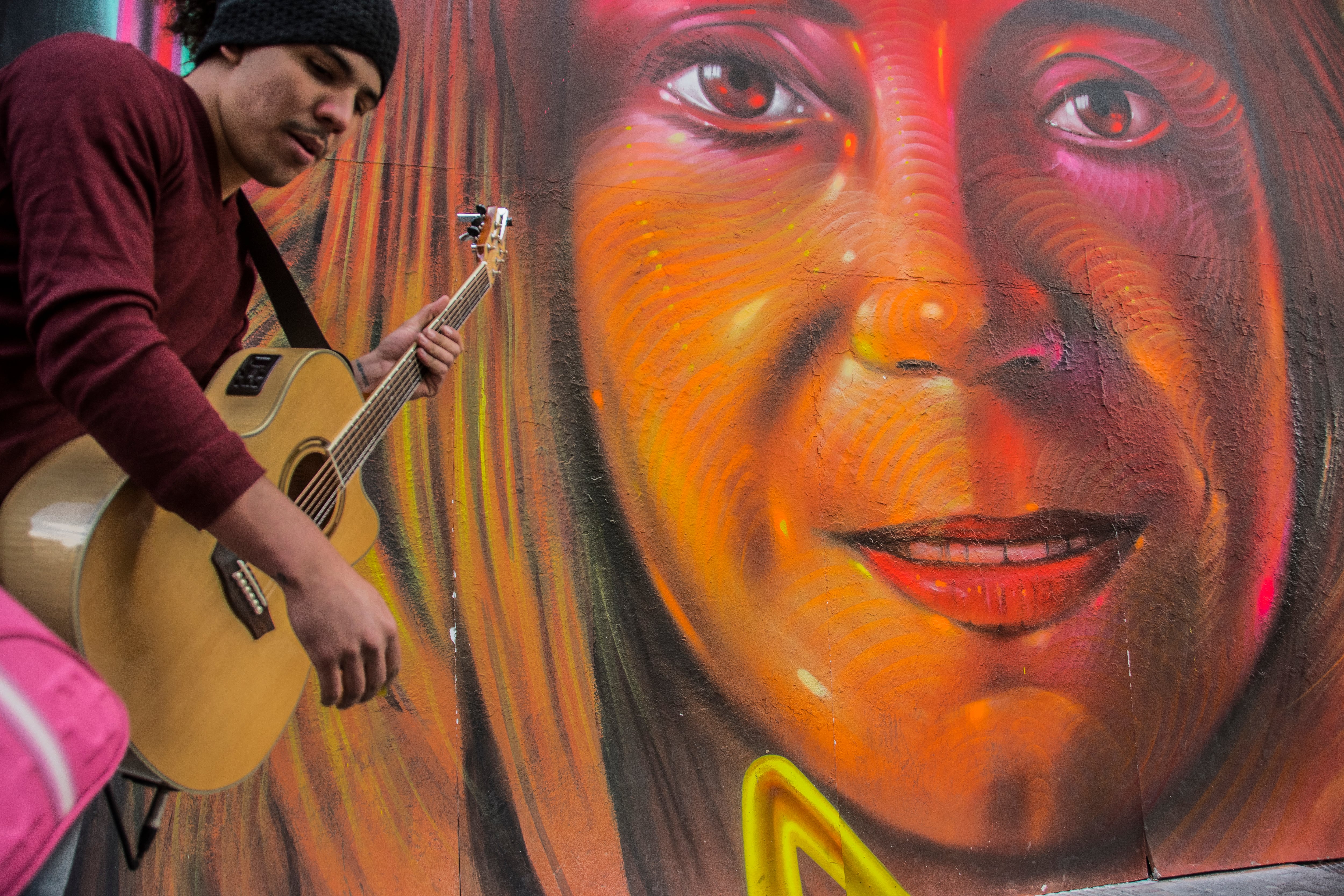 Hombre tocando la guitarra en la Gran Vía de Madrid