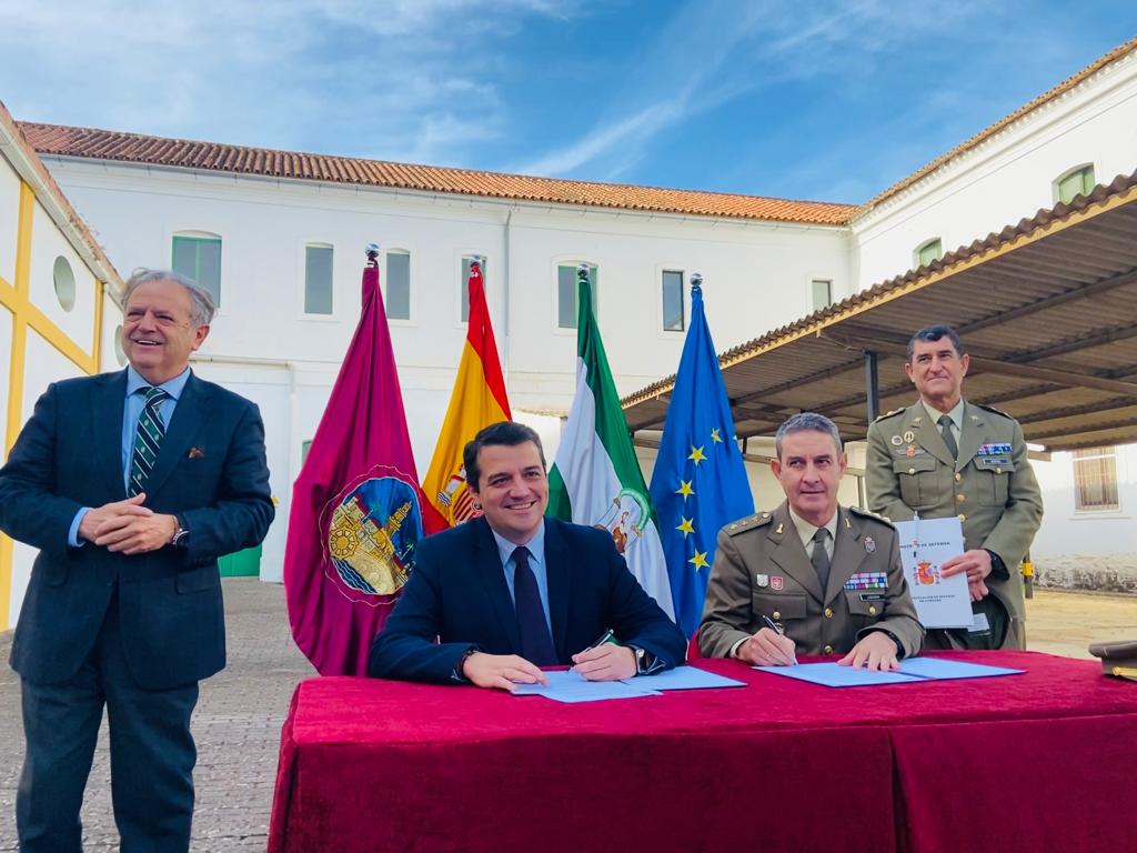 El alcalde de Córdoba, José María Bellido y el subdelegado de Defensa en Córdoba, Iñigo Laquidain, firman el acuerdo de cesión de uso de la Farmacia Militar al Ayuntamiento de Córdoba