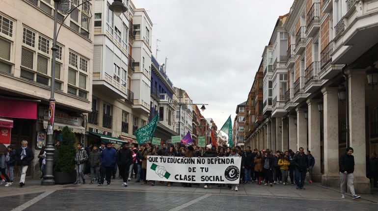 Manifestación de estudiantes en la calle Mayor de Palencia