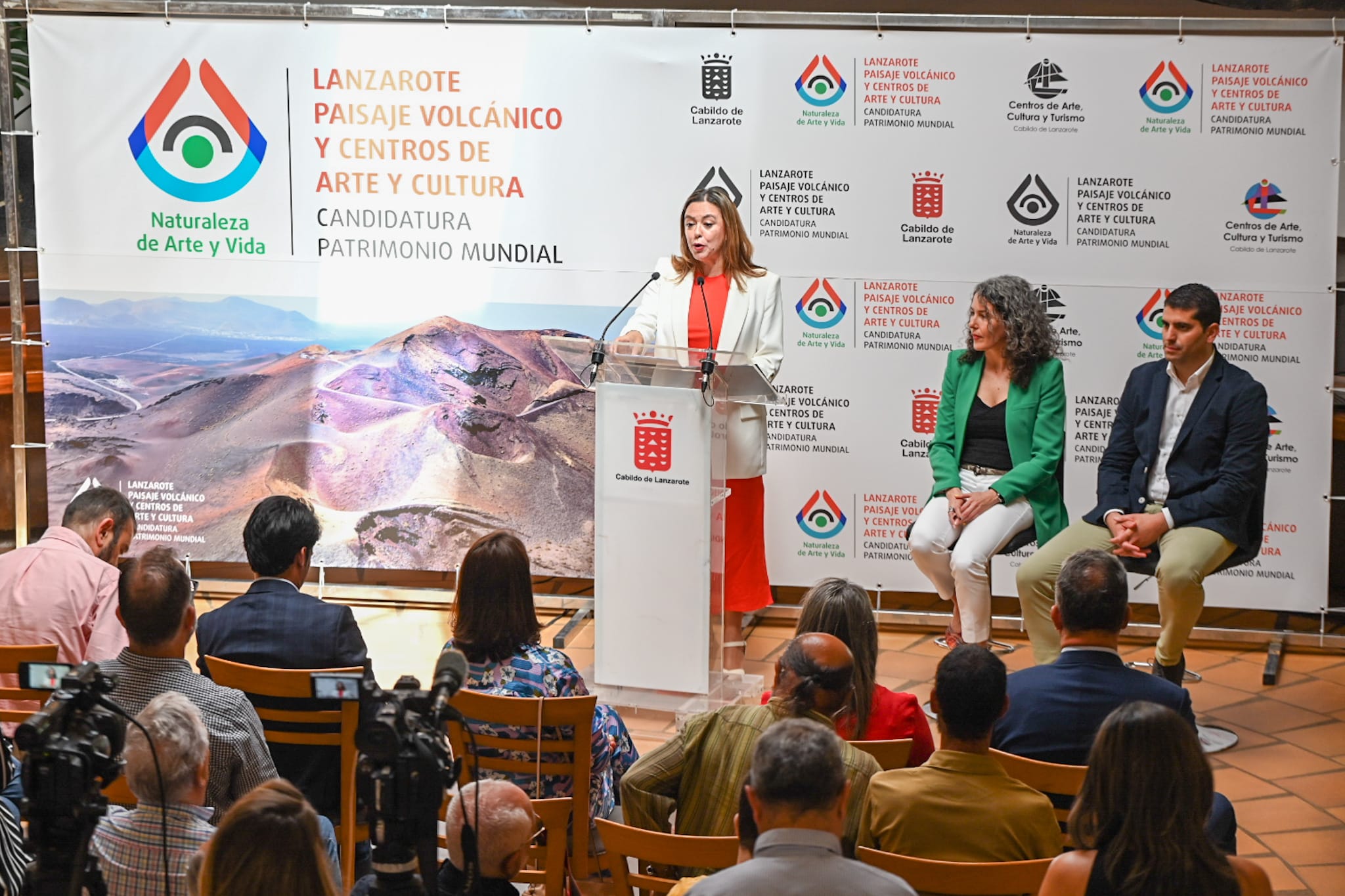 María Dolores Corujo, presidenta del Cabildo de Lanzarote, lanzando la candidatura.