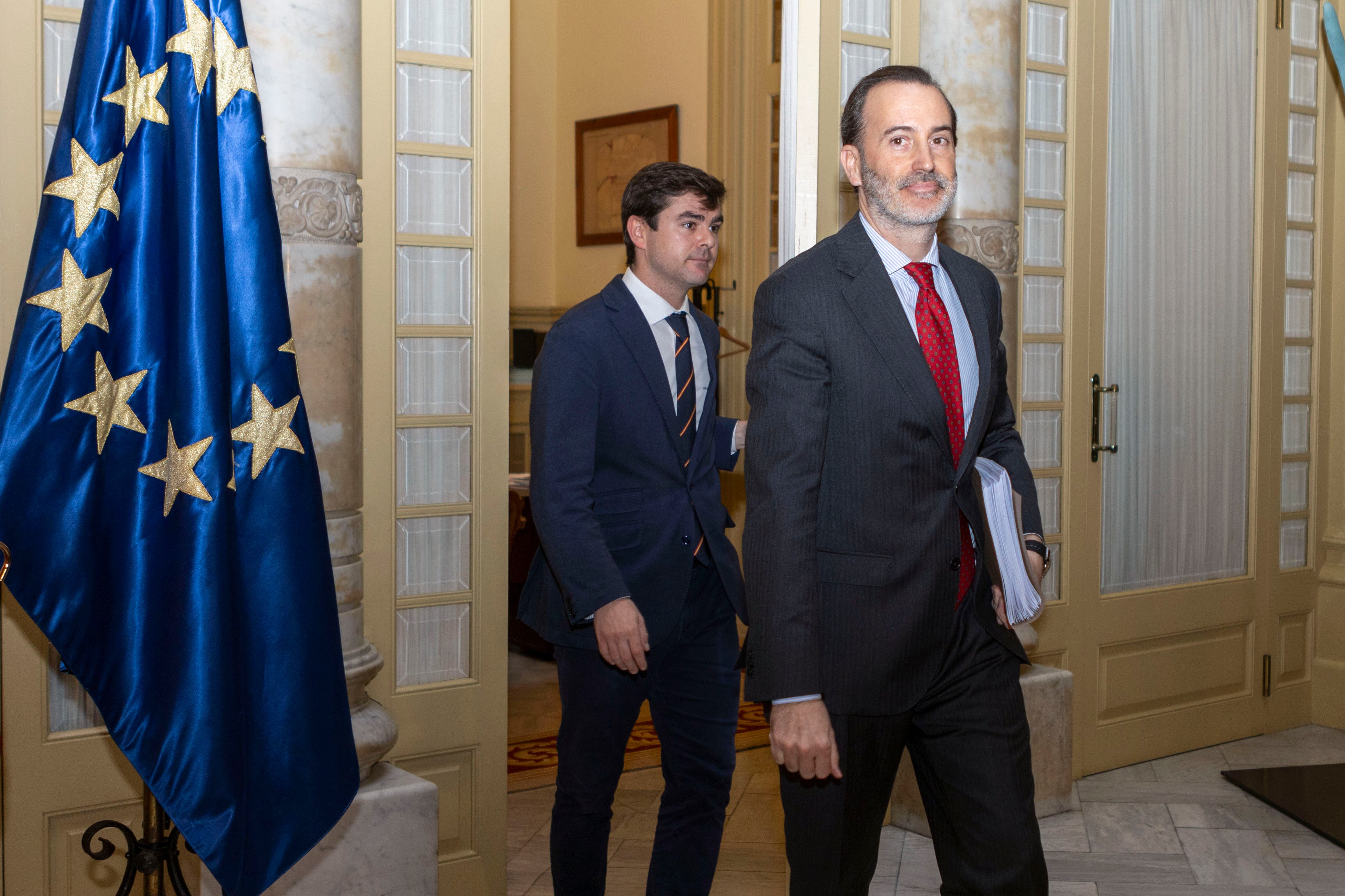 PALMA DE MALLORCA, 31/01/2024.- El presidente de la Cámara de baleares, Gabriel Le Senne (d) a su llegada a la reunión de la Mesa del Parlament, en una imagen de archivo EFE/ Cati Cladera