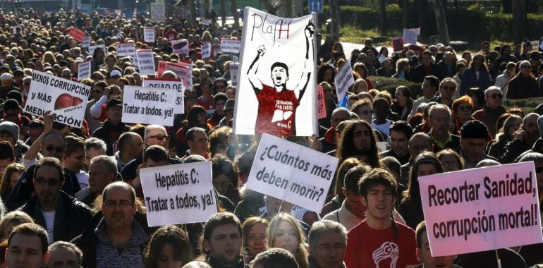 Varios centenares de personas han realizado una marcha desde el Hospital Doce de Octubre hasta el Palacio de la Moncloa