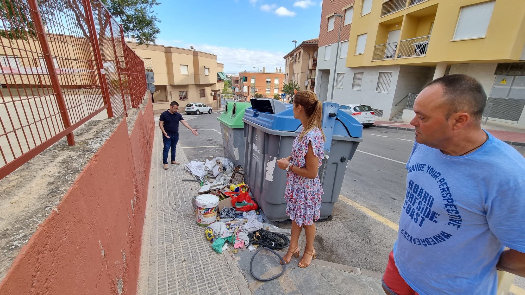 Basura fuera del contenedor en Algezares (Murcia)