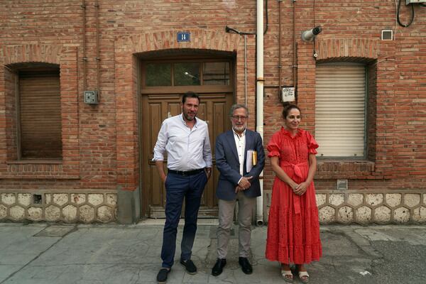 El alcalde de Valladolid, Óscar Puente, visita la calle Canaljunto con representantes de la CHD para visitar las viviendas que ha
adquirido el Ayuntamiento y destinará al alquiler joven