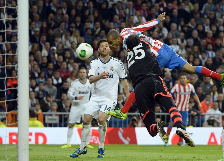 Miranda remata a gol para ganar la Copa del Rey de la temporada 2011-2012