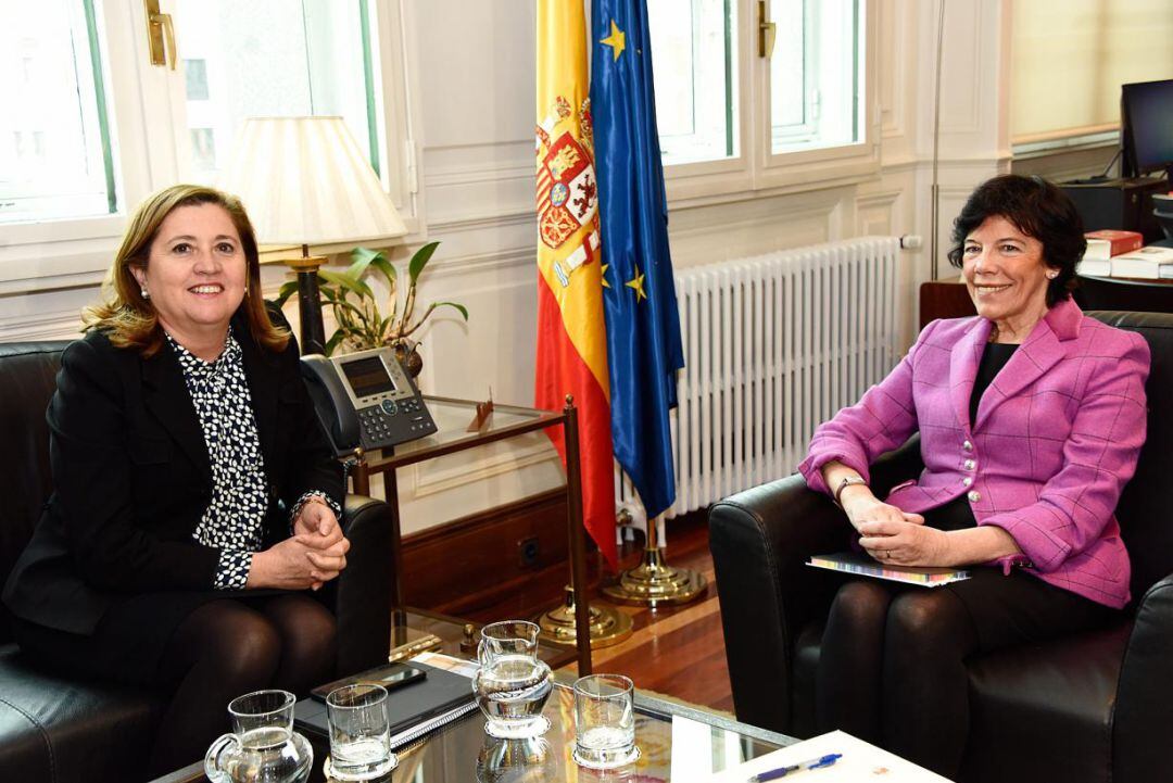 La consejera de Educación, Cultura y Deportes, Rosa Ana Rodríguez y la ministra de Educación y Formación Profesional, Isabel Celaá, se reúnen en el Ministerio de Educación