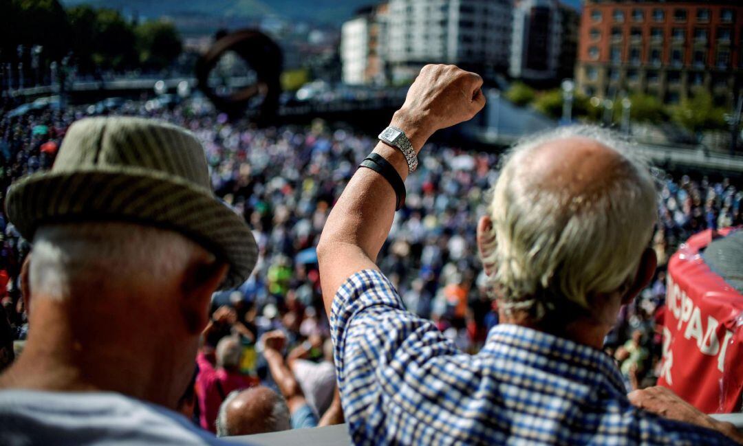 Las asociaciones de pensionistas de Vizcaya han vuelto a manifestarse un lunes más frente al Ayuntamiento de Bilbao, hoy los pensionistas han vuelto a concentrarse en las tres capitales vascas en defensa de unas pensiones públicas dignas