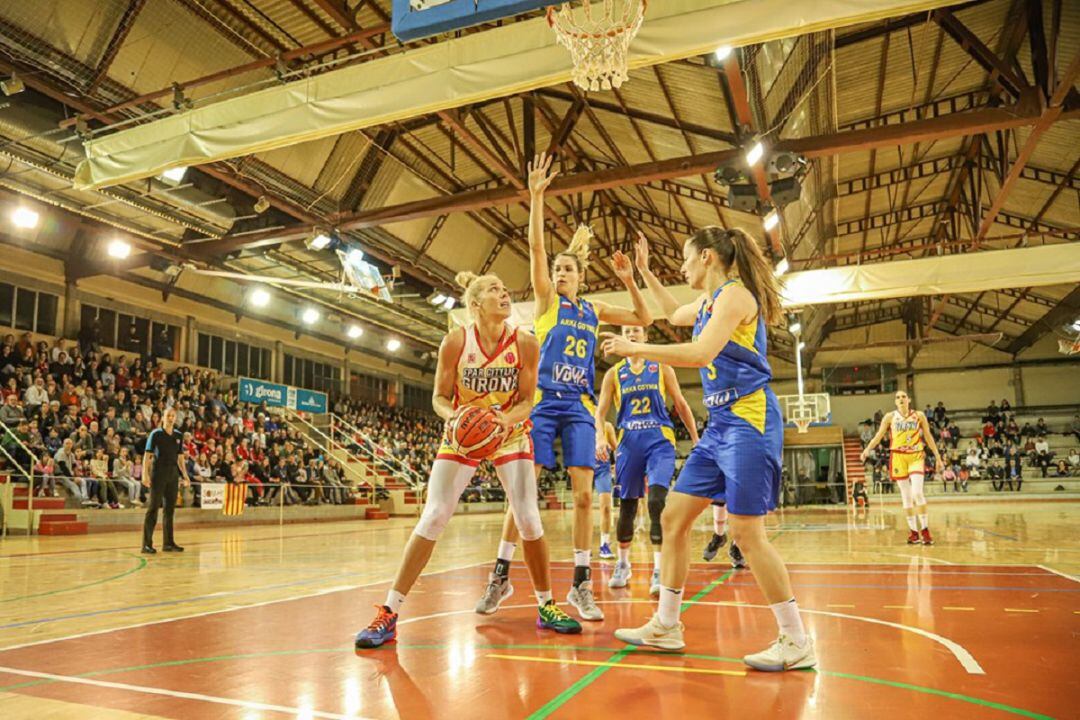 Bishop va tenir els primers minuts.