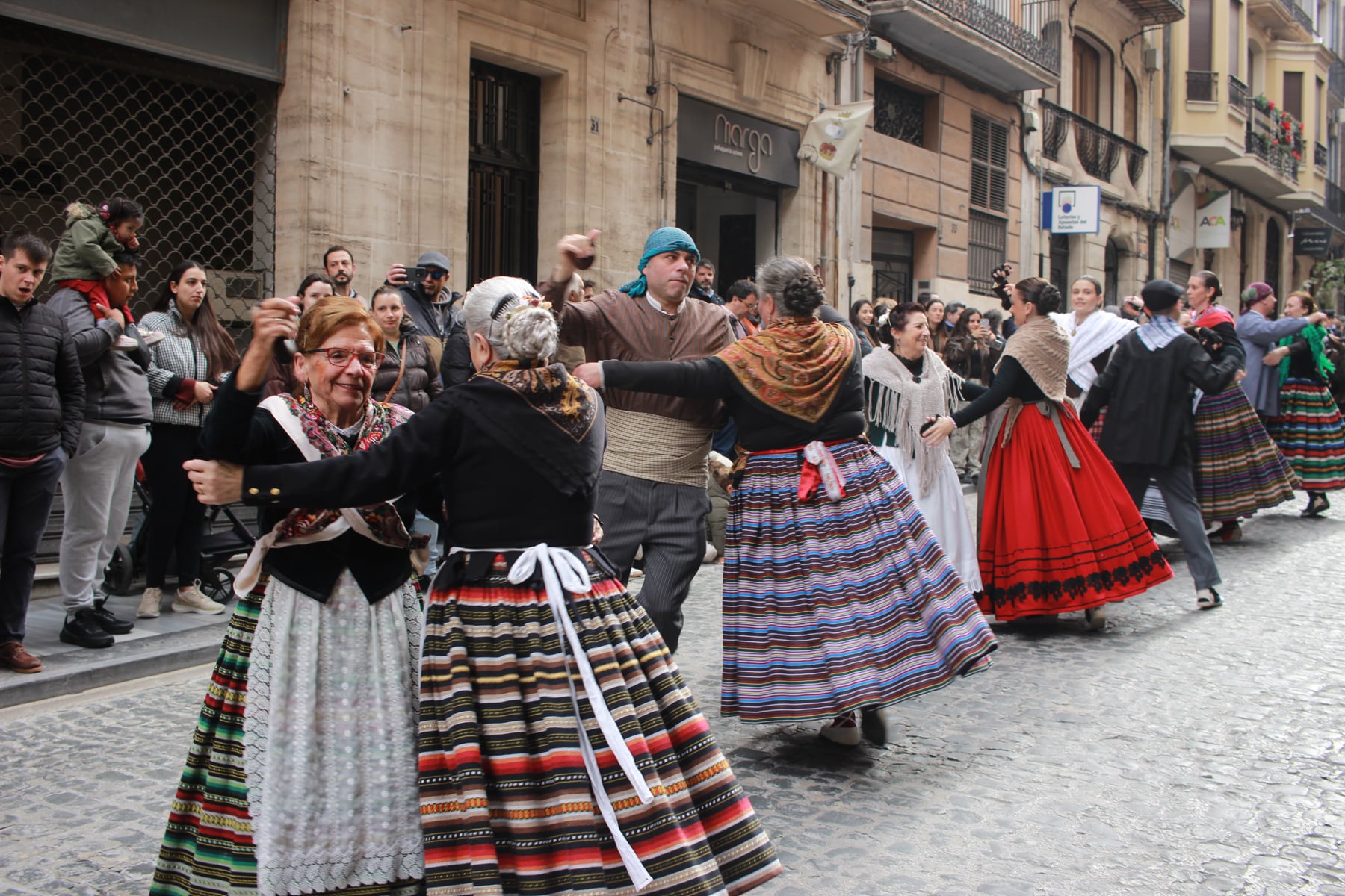 El Grup de Danses Carrascal bailando durante el desfile
