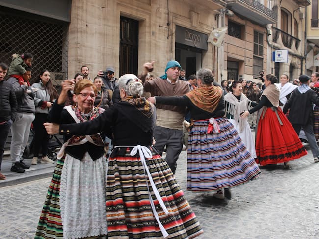 El Grup de Danses Carrascal bailando durante el desfile