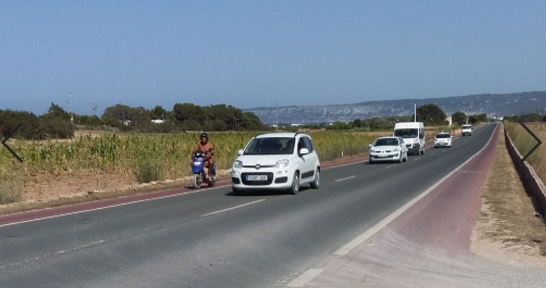 Vehículos circulando por una de las carreteras de Formentera