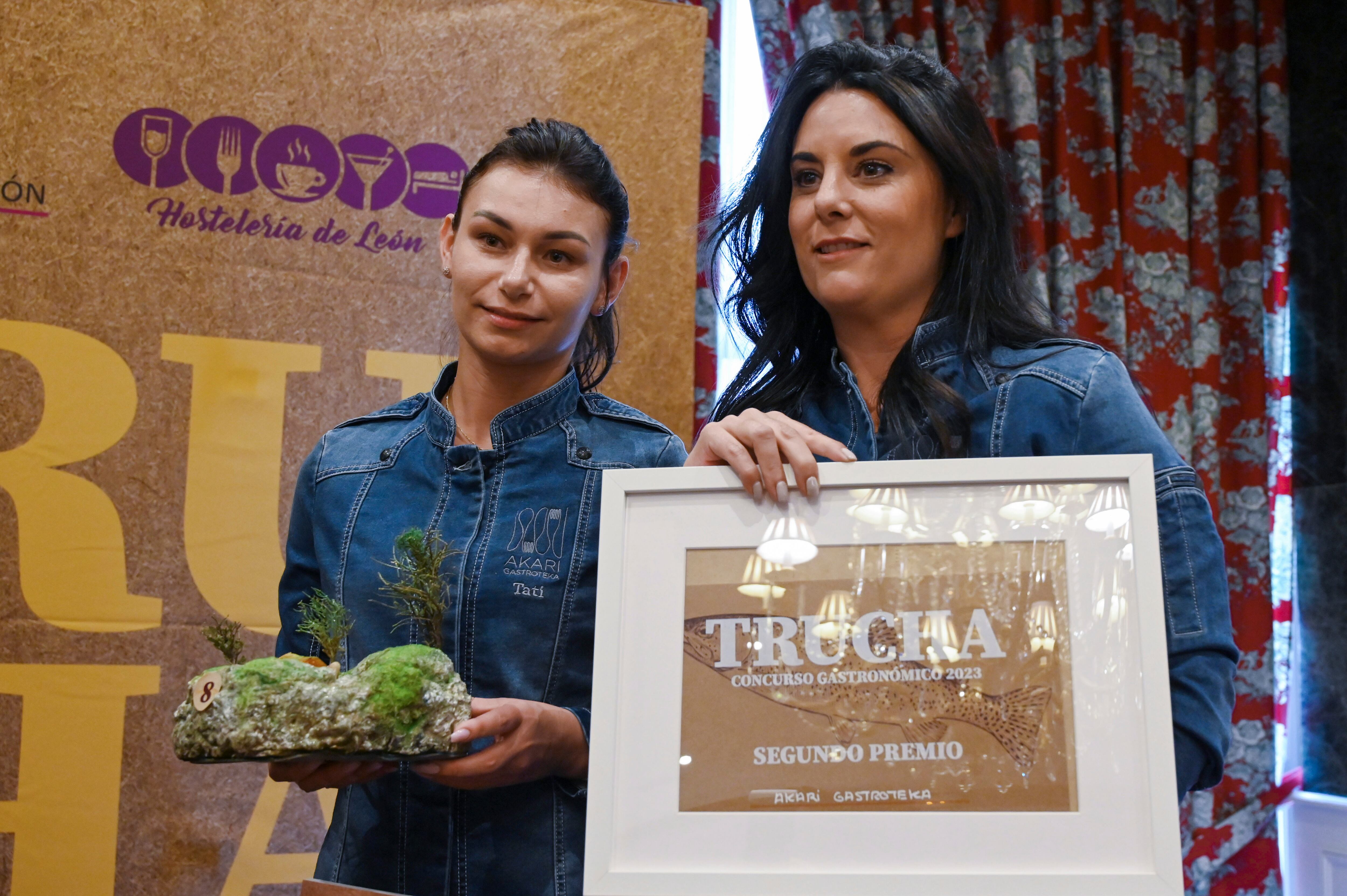 El segundo premio del Certamen Gastronómico de la Trucha 2023 ha sido para &quot;Trucha en tronco&quot;, un plato que las cocineras Goiza Isiegas y Tatiana Sirghii ofrecen en &quot;Akari Gastroteka&quot;, ubicado en la avenida de Cataluña de Pamplona