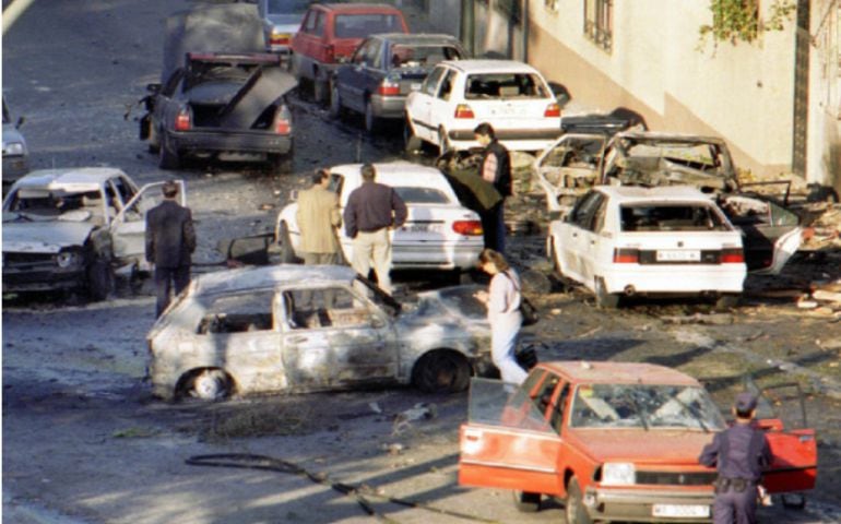 Madrid, 19 de abril de 1995. Varias personas resultaron heridas en la confluencia de las calles José Silva y Arturo Soria en el atentado con coche-bomba contra el presidente del PP, José María Aznar, que salvó la vida por el blindaje de su vehículo (al fondo)