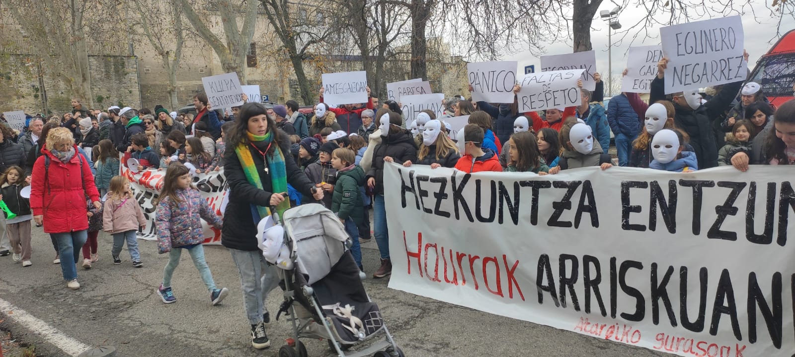 La apyma del colegio público Atargi, de Villava, se ha manifestado este martes frente al departamento de Educación en Pamplona para reclamar medidas contra el regreso a las aulas de una docente denunciada por conductas vejatorias.