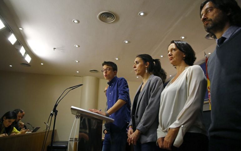 El portavoz de Podemos, Íñigo Errejón (i), junto a Irene Montero (3d), Carolina Bescansa (2d), y Rafael Mayoral (d), durante la rueda de prensa ofrecida en el Congreso de los Diputados