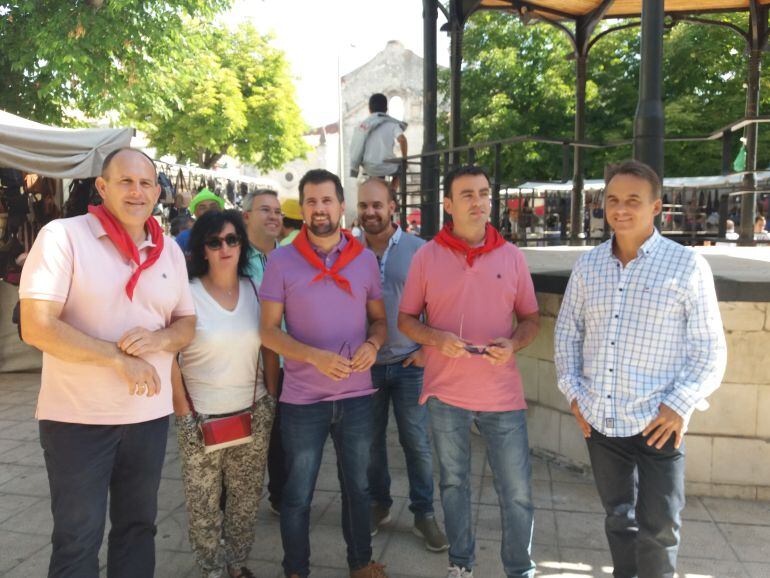 Miembros del PSOE provincial acompañan a Luis Tudanca durante sus visita a las pasadas fiestas de Cuéllar