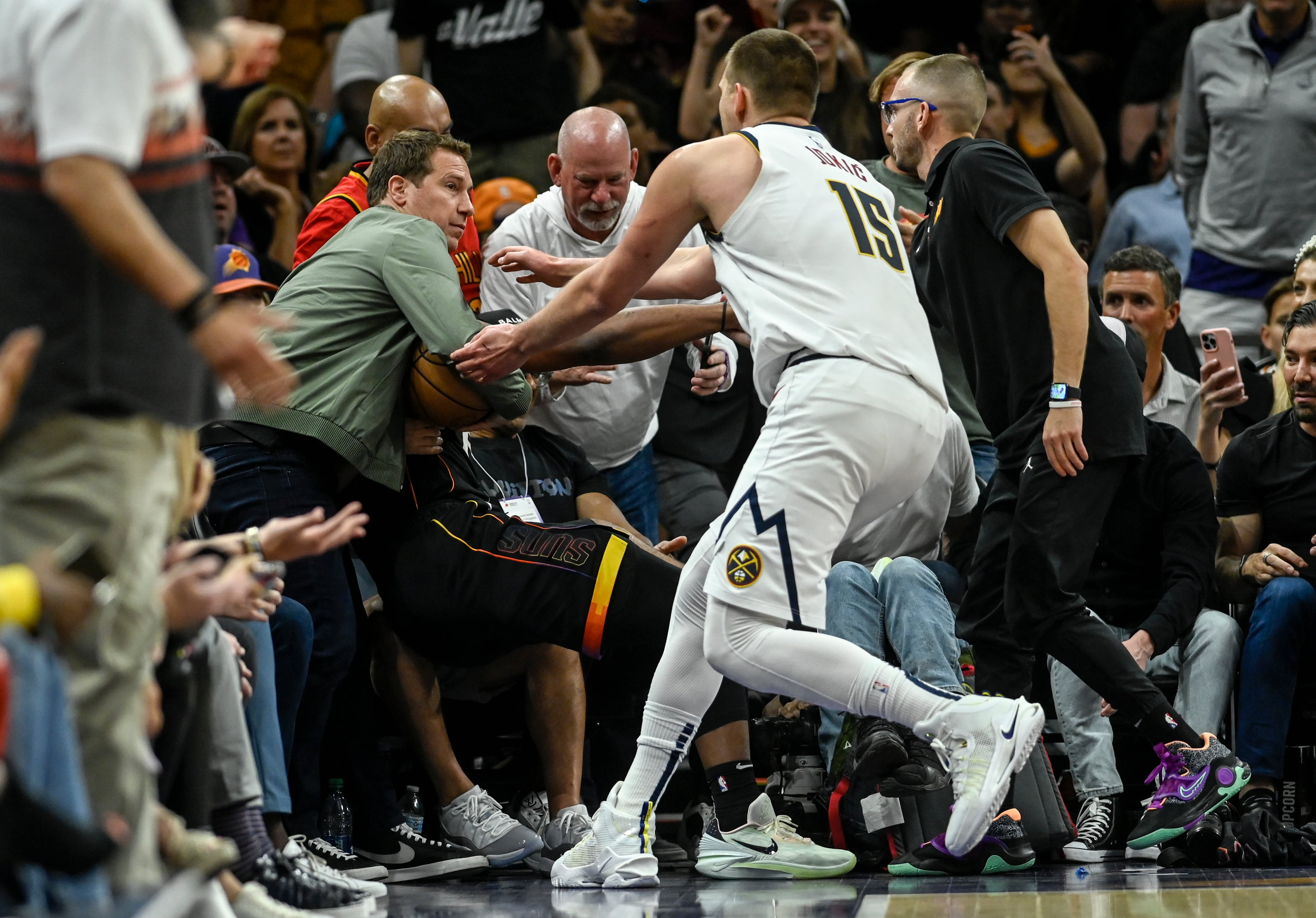 Nikola Jokic, jugador de Denver Nuggets, tiene un encontronazo con el dueño de Phoenix Suns, Mat Ishbia