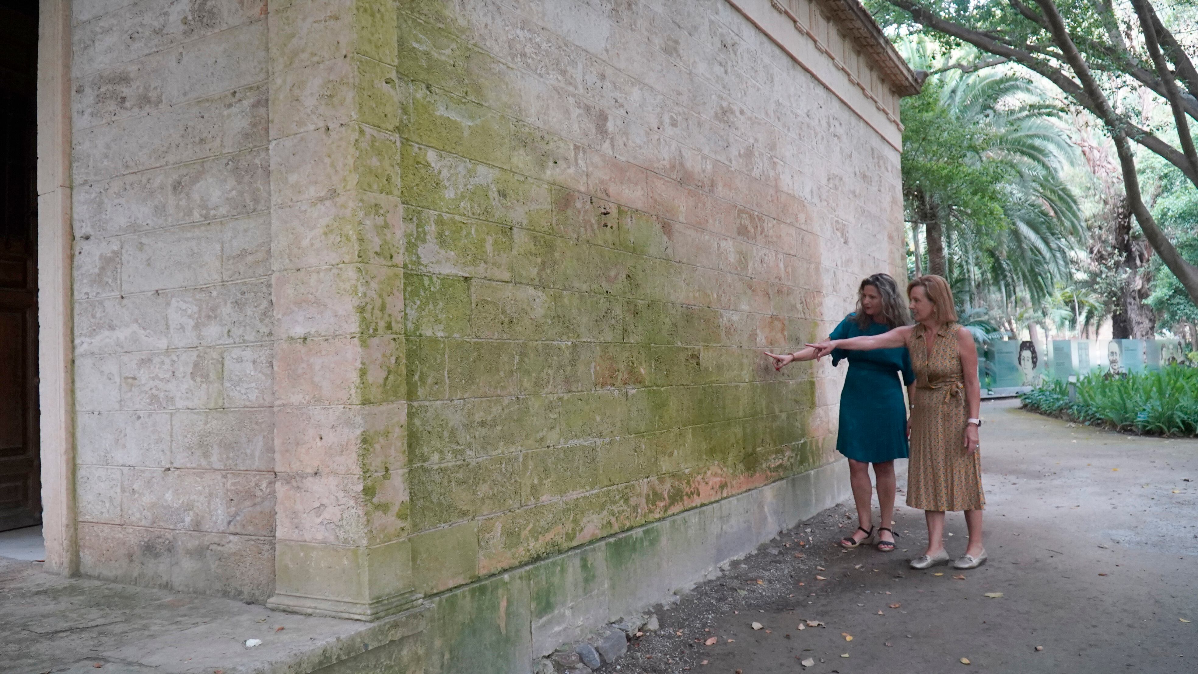 Begoña Media y Lorena Doña junto al Museo Loringiano de La Concepción