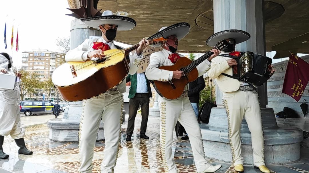 Un grupo de mariachis ha puesto el broche final a la moción de censura