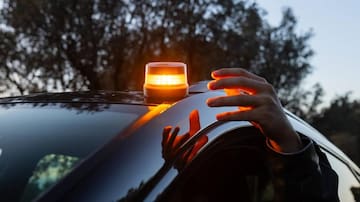 Todo lo que tienes que saber sobre la nueva baliza de la DGT: precio, sanciones y colocación